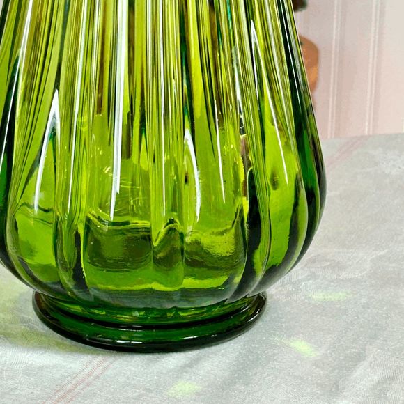 Vintage L.E. Smith 20” Green Simplicity Ribbed Swung Glass Vase Fat Bottom - Picture 8 of 9